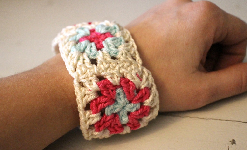 Kleine granny vierkantje haken armband - Dimfies